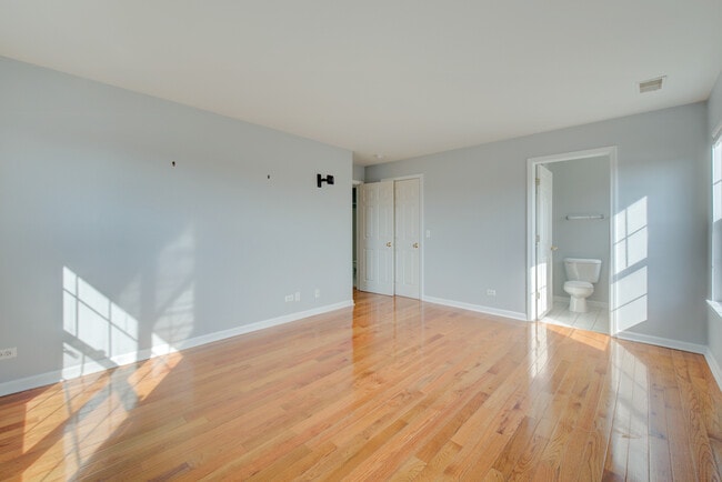 Building Photo - 974 N Village Dr