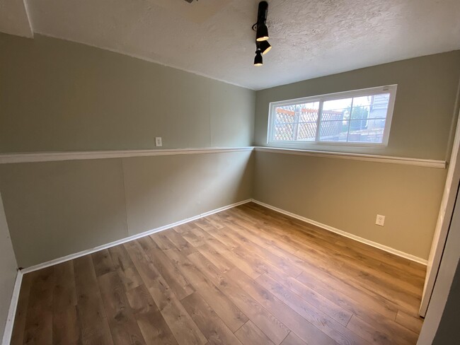 Building Photo - 1137 E Webster Dr