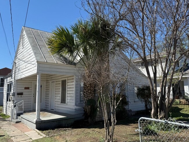 Building Photo - 50% Off First Month's Rent! Renovated 3BR Home w/ Hardwood Floors | Water Included – San Antonio