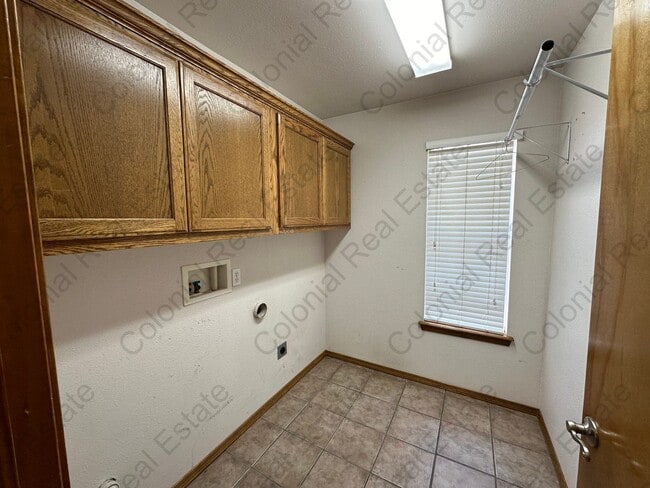 Building Photo - Spacious and nicely located on a cul-de-sac street 3 bedroom 2 bathroom home for rent.
