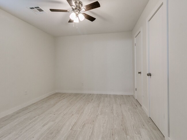 Building Photo - 4 bedroom 2 bath home in Tecumseh!