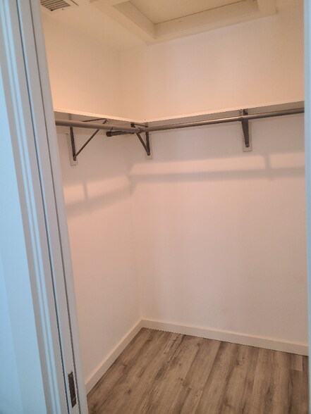 Building Photo - 2661 Valleywood Dr