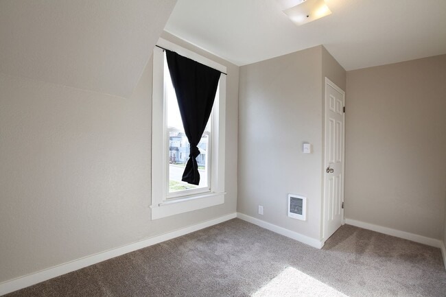 Building Photo - Darling 2 Bedroom Convenient Stanwood Home Move in Ready!