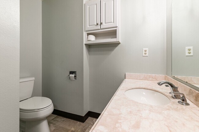 Building Photo - 390 Knotty Pl