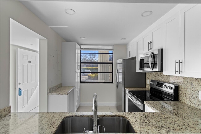 Building Photo - 1719 Whitehall Dr