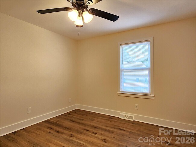 Building Photo - 315 Hamilton Dr NE