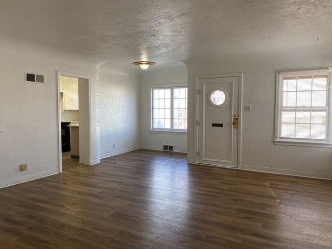 Building Photo - 2 Bed / 2 Bath Home - Close to UNC