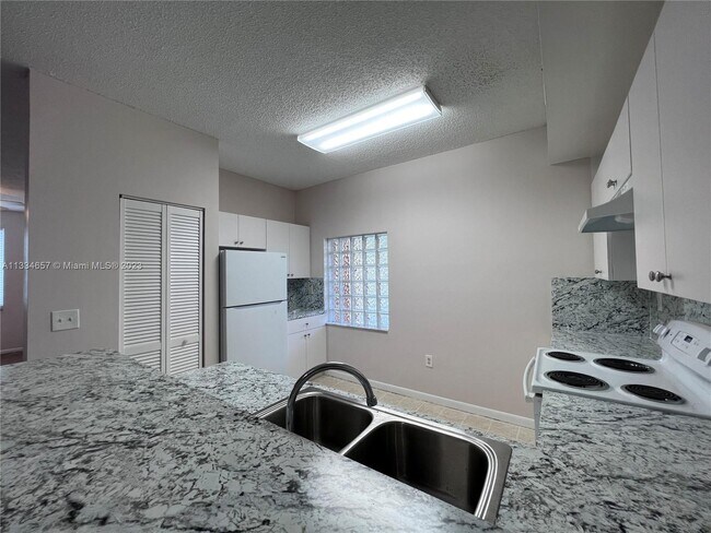 Building Photo - 6952 SW 39th St