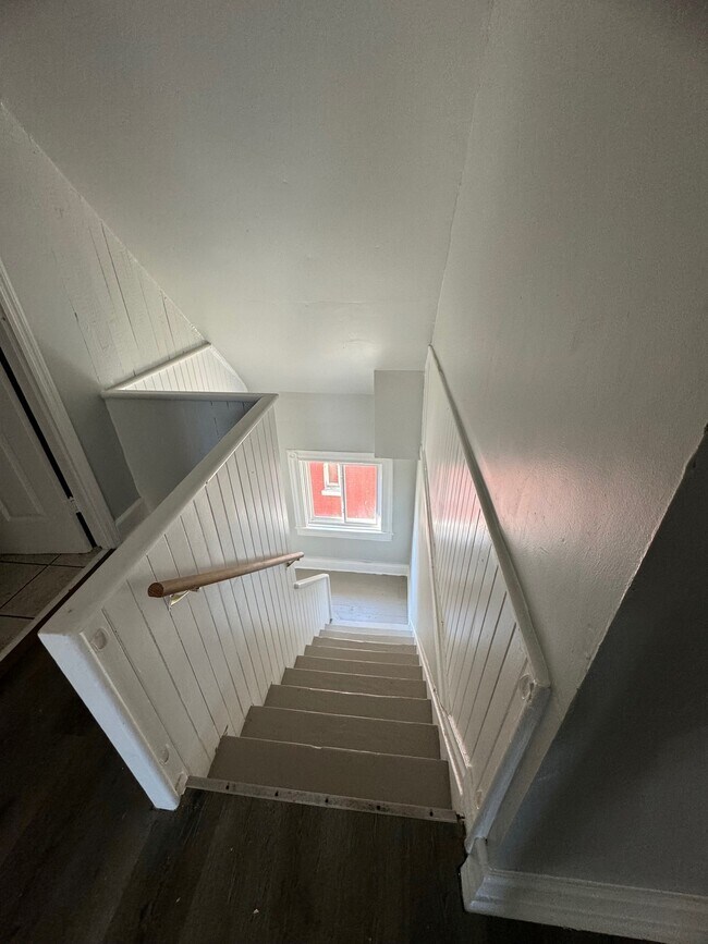 Building Photo - 839 Hutchins Ave