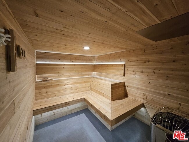 Building Photo - 2170 Century Pk E