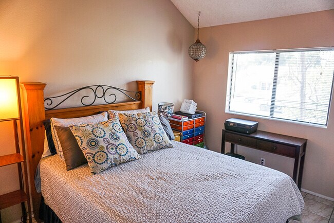 Building Photo - Beautiful 3 bed 2.5 bath Townhome in Orange