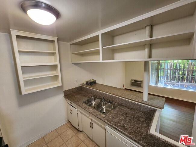 Building Photo - 1013 N San Vicente Blvd