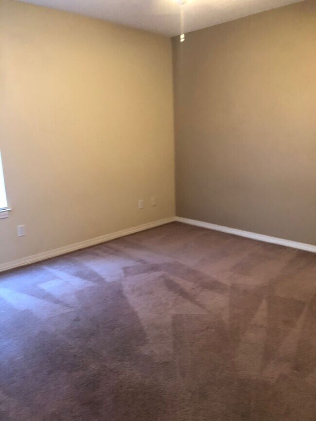 Building Photo - Beautiful Pace Home