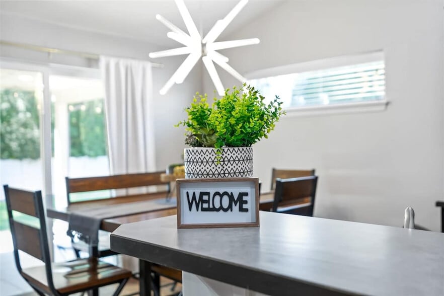 Building Photo - 2023 E Elm Grove Dr