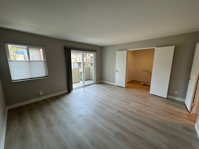 Building Photo - Designer Executive Townhome in Signal Hill