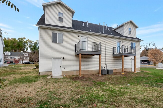 Building Photo - Easy Street Duplex