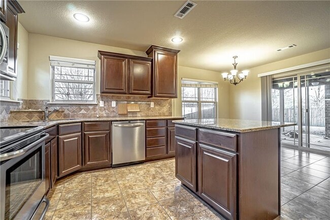 Building Photo - 2005 SW Birch St