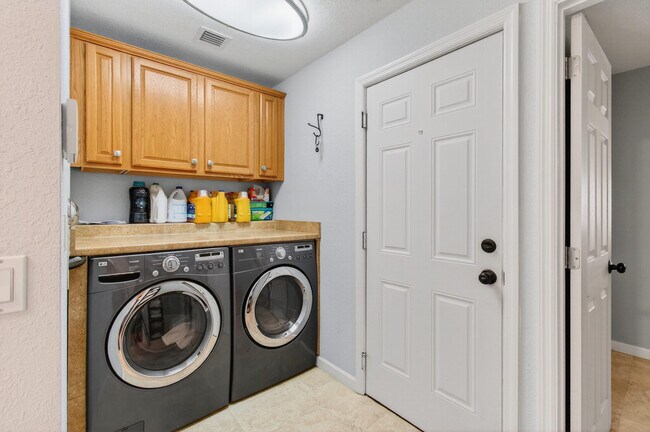 Building Photo - 7076 Middlebury Dr