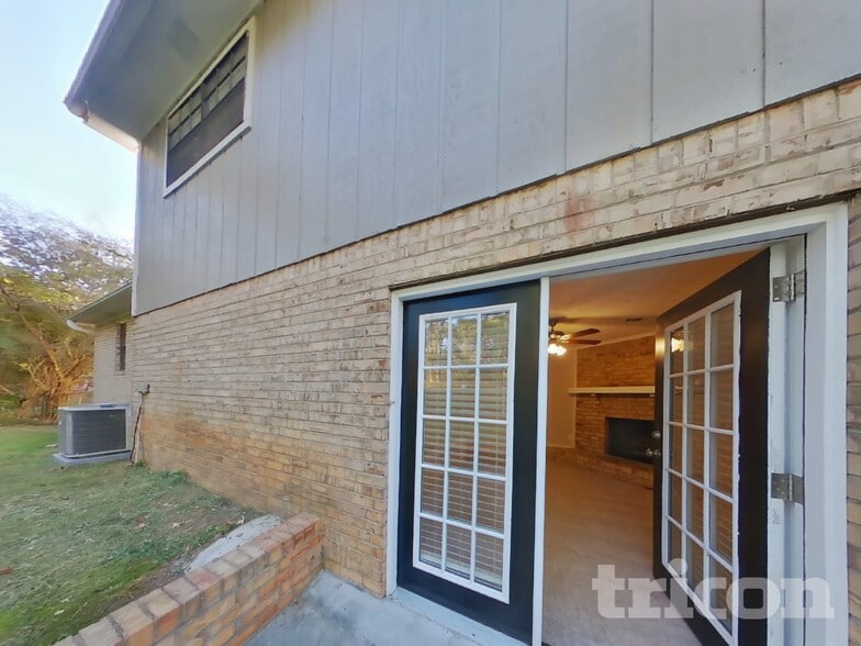 Building Photo - 30 Carriage Cir