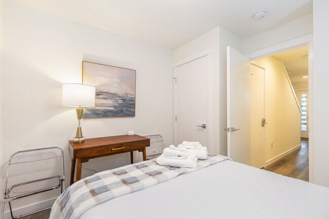 Building Photo - 9413A Roosevelt Way NE