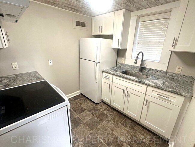 Building Photo - 917 Plex