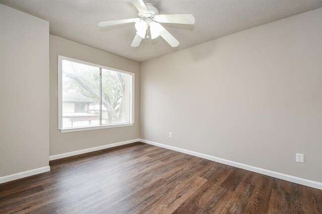 Building Photo - 12569 Wellington Park Dr