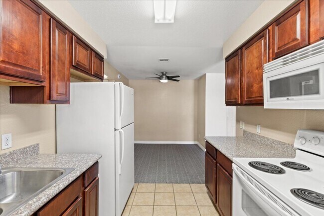 Building Photo - Beautiful 1 Bedroom 1 Bath Condo - Move In...