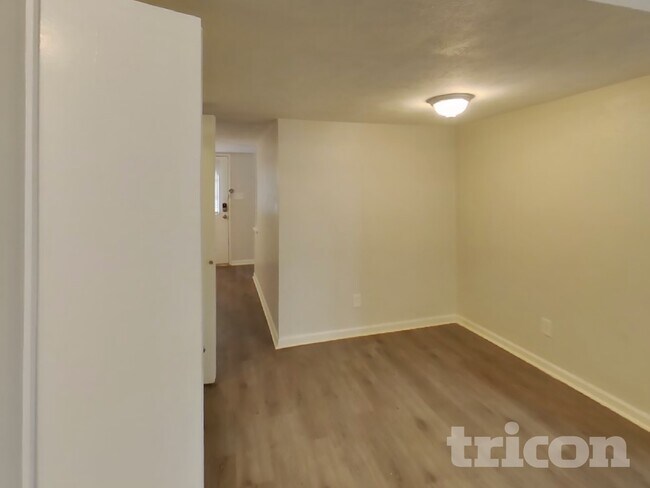 Building Photo - 2106 Newbury Dr