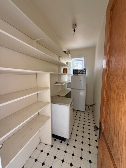 Walk In Pantry - 1311 W Cornelia Ave