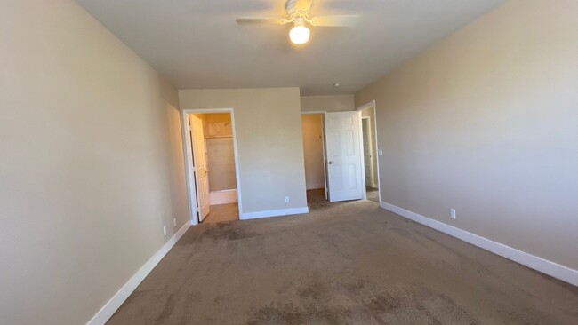 Building Photo - STUNNING 2 BEDROOM TOWN HOME IN HENDERSON!