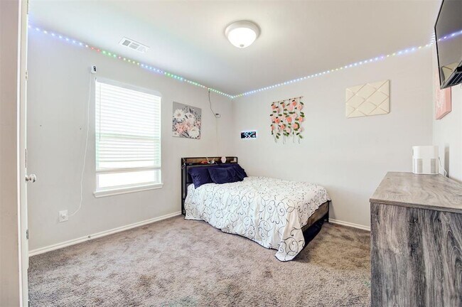 Building Photo - 465 Compass Dr