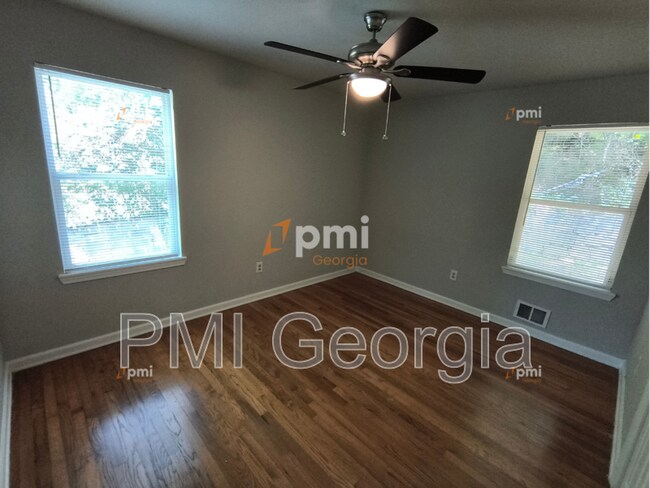 Building Photo - 819 Forrest Cir SE