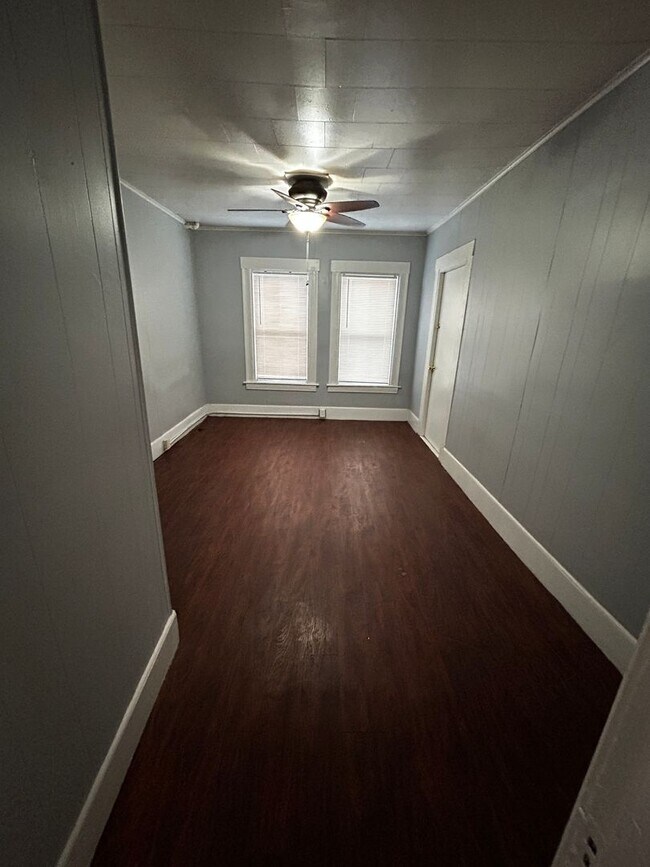 Building Photo - MOVE IN READY! $1400 - Studio / 1 Bath Apartment in Downtown Manchester with All Utilities Included
