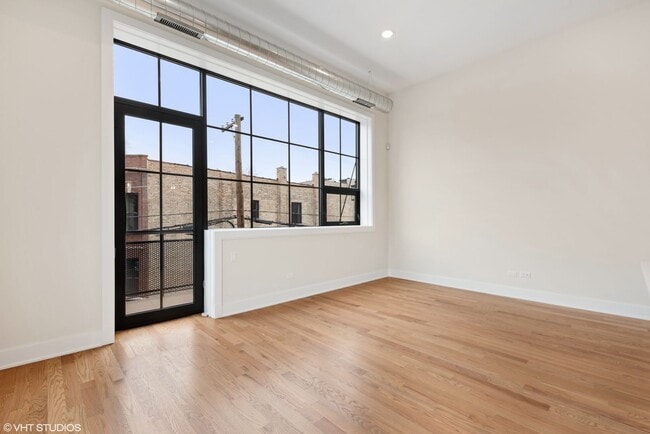 Building Photo - Beautiful 3 Bed 2 Bath Duplex unit in Heart of Lincoln Square