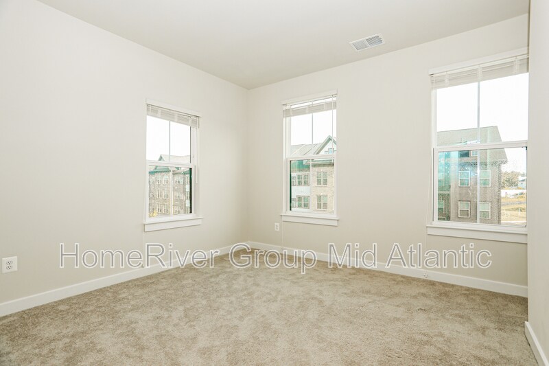 Building Photo - 10013 -B Ruffian Wy