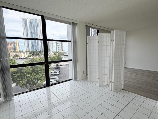 Building Photo - 800 Parkview Dr