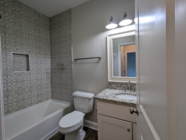 Building Photo - 555 Park Cir