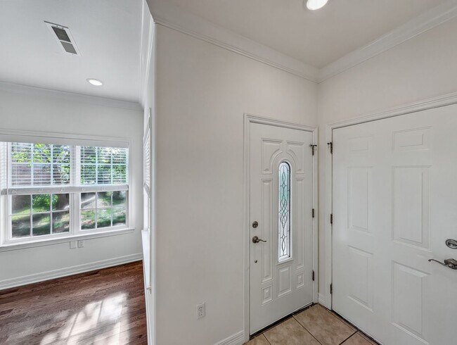 Building Photo - 904 Dixson St