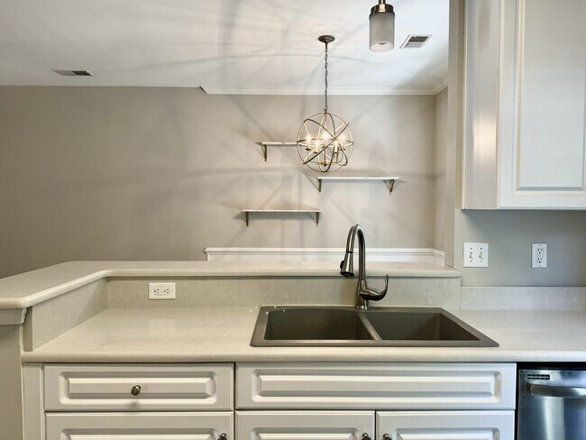 Building Photo - Spacious Townhome with a Private Courtyard in Westbury Park!