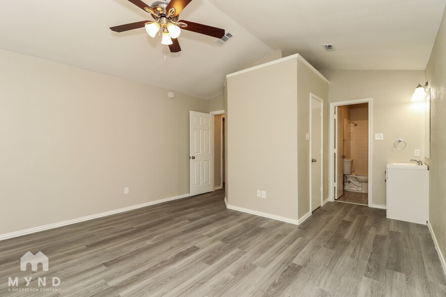 Building Photo - 7413 Waterway Dr