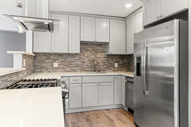 Building Photo - Spacious 4-Bed Oakland Apartment: Modern U...