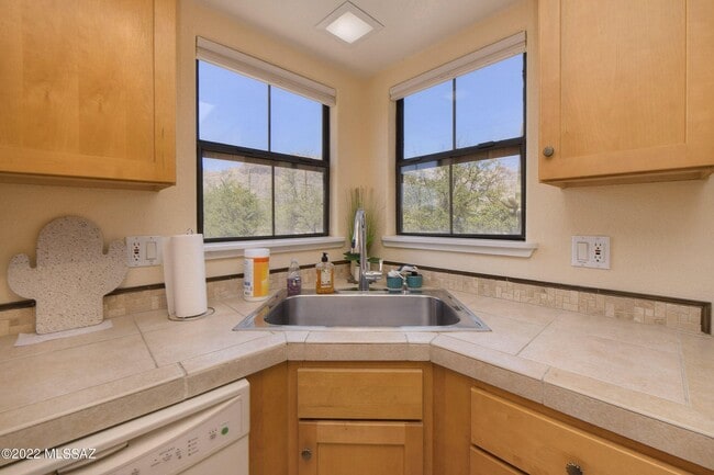 Building Photo - 6651 N Campbell Ave