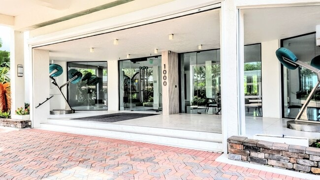 Building Photo - 1000 Longboat Club Rd