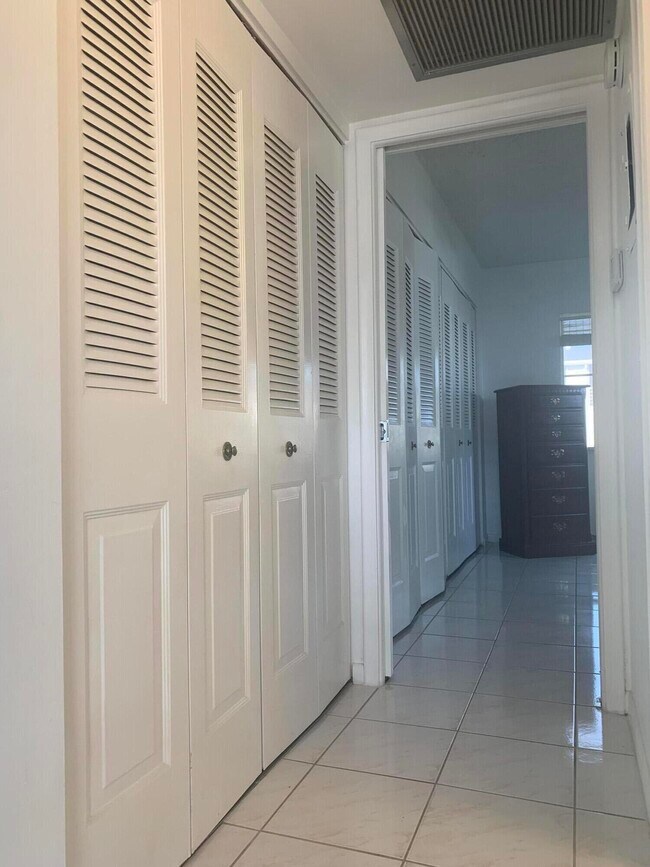 Building Photo - 315 Camden M