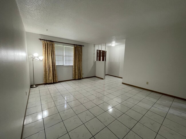 Building Photo - New Listing!