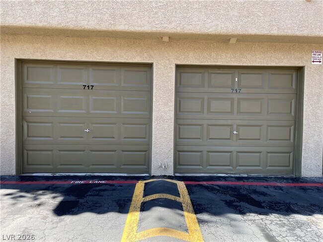 Building Photo - 717 Nectarine Ct
