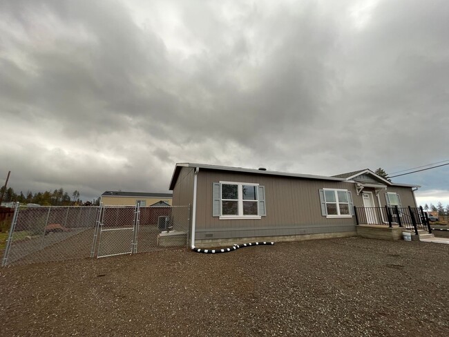 Building Photo - Paradise (west side) New Manufactured home...