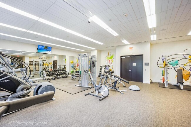 Building Photo - 999 SW 1st Ave