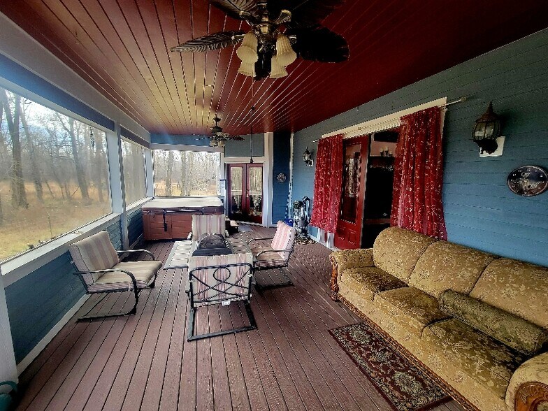 Building Photo - 135 Hideaway Dr