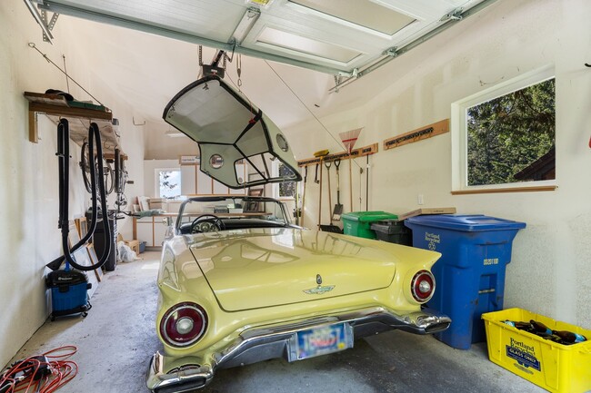 Building Photo - Sleek, spacious 3-bdrm/2.5-bath contemporary in SW Hills. Office, wine cellar, views, near Washin...